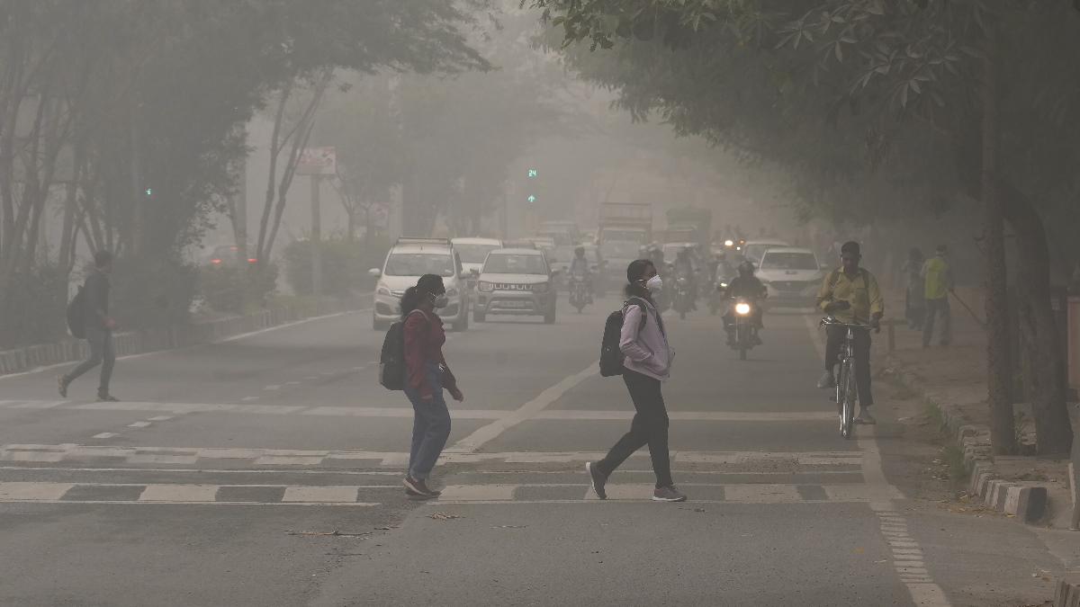 Delhi AQI today: दिवाली से पहले ही गैस चैंबर बनी दिल्ली, VIDEO में देखिए कितना खतरनाक है प्रदूषण