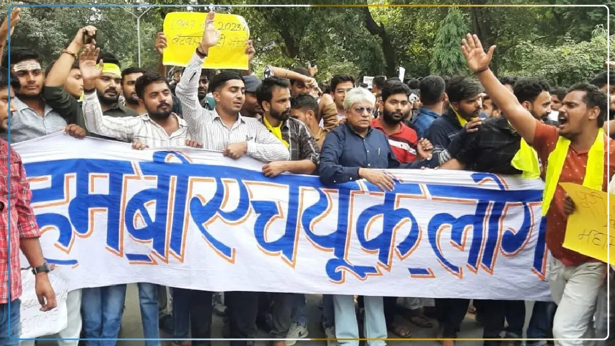 IIT BHU Molestation: बीएचयू में छात्रों ने किया विरोध प्रदर्शन, करीब 5 हजार छात्र हुए शामिल