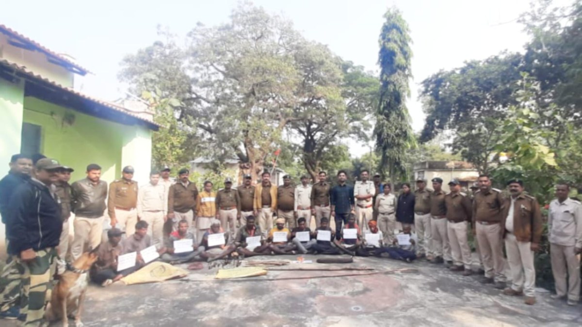 बाघ की मौत के बाद नाखून, दांत व मूंछ के बाल निकल लिए शिकारी, वन विभाग की टीम ने 11 लोगों को किया गिरफ्तार
