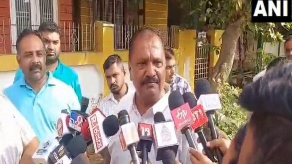 Parliament Security Breach: 'बेटे को फांसी पर लटका दिया जाए', संसद की सुरक्षा में सेंध लगाने वाले के पिता बोले
