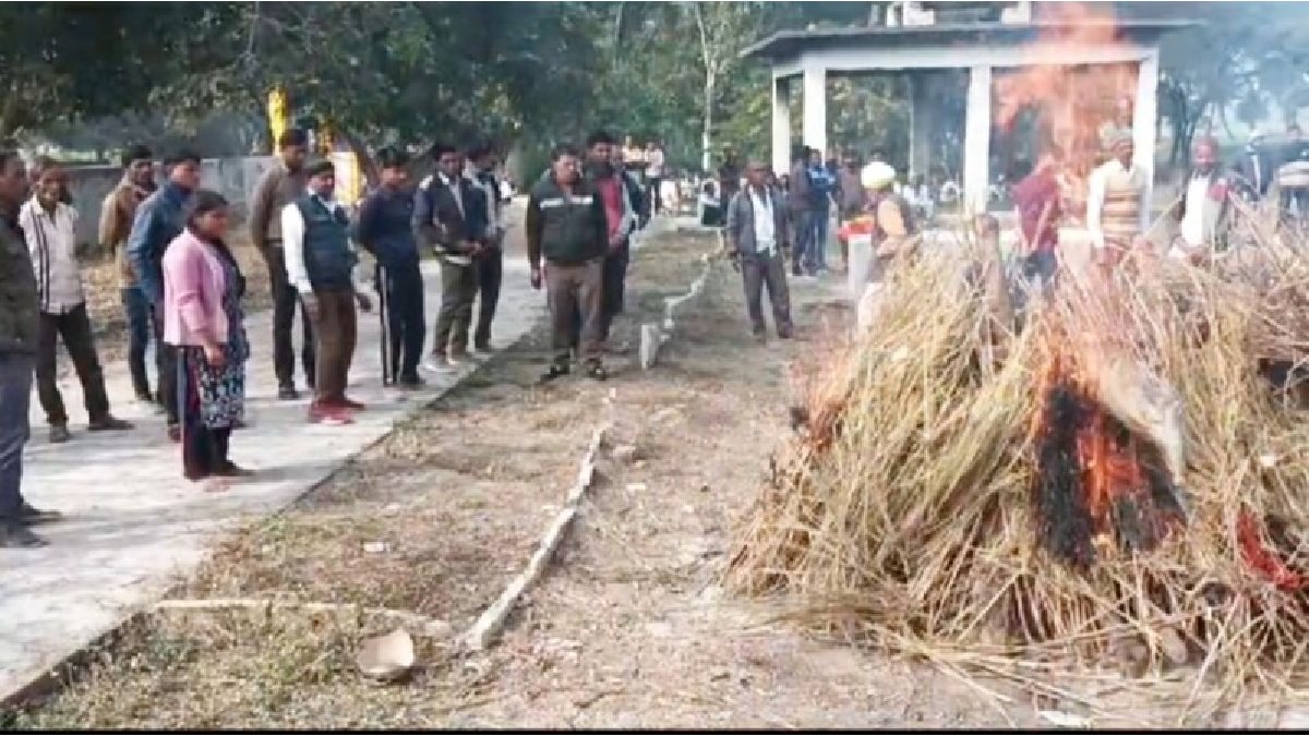 Mandsaur News: बेटी ने निभाया बेटे का फर्ज, पिता की चिता को मुखाग्नि देकर किया अंतिम संस्कार