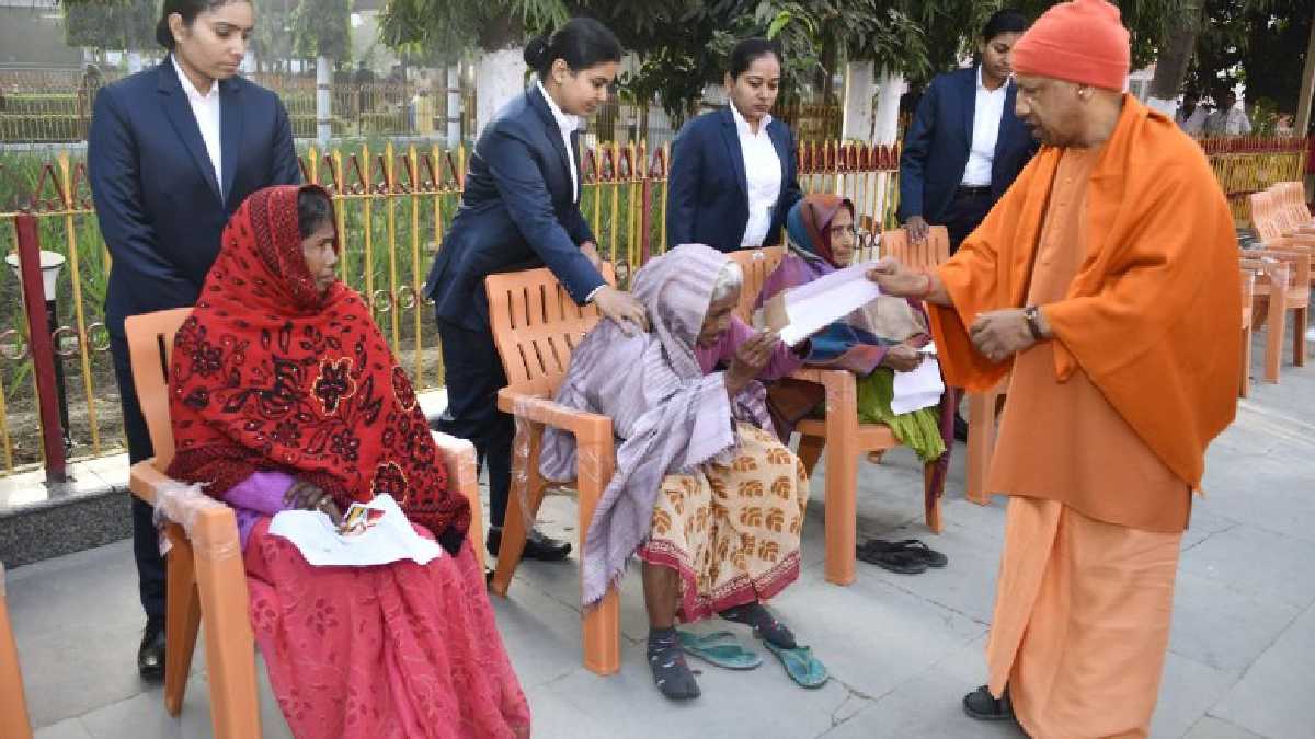 CM Yogi News Gorakhpur: जनता दरबार में सख्त हुए सीएम योगी, कहा- 'अपहरण करने वालों पर होगी कठोर कार्रवाई'