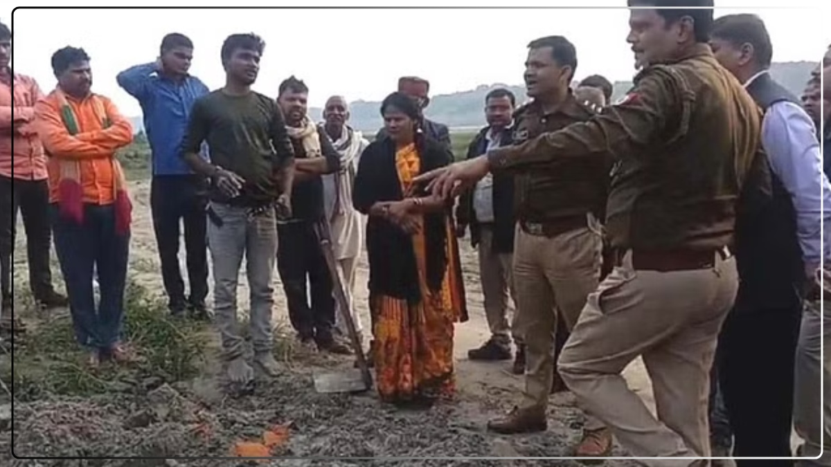 UP News: कोर्ट के आदेश पर कब्र खोदने पहुंची पुलिस, शव की जगह मिले सिर्फ कपड़े, हैरान रह गए लोग