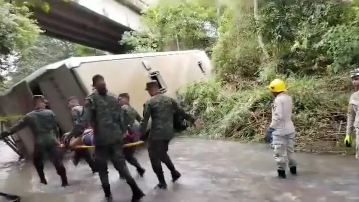 Honduras Accident: सवारियों से भरी बस पुल से टकराकर नदी में गिरी, 12 लोगों की दर्दनाक मौत, कई लोग घायल