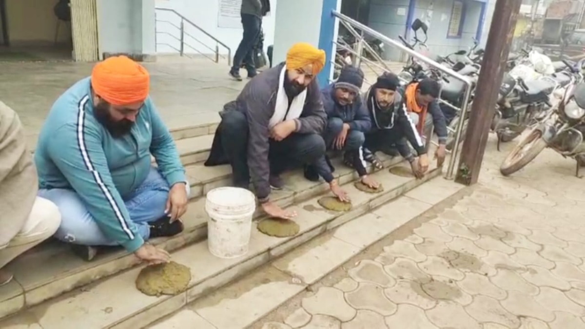 विरोध प्रदर्शन का अनोखा तरीका! अशोकनगर बिजली कटौती से परेशान किसानो ने बिजली ऑफिस में थापें गोवर के उबले