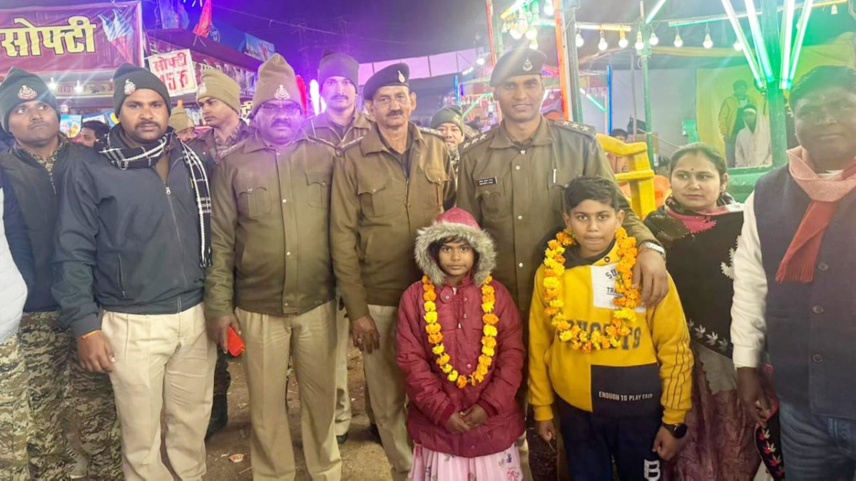 गरीब बच्चों को मिला पैसों से भरा पर्स, घर ले जाने की बजाय किया ये काम, पुलिस ने कंधे पर रखकर दिखाया पूरा मेला