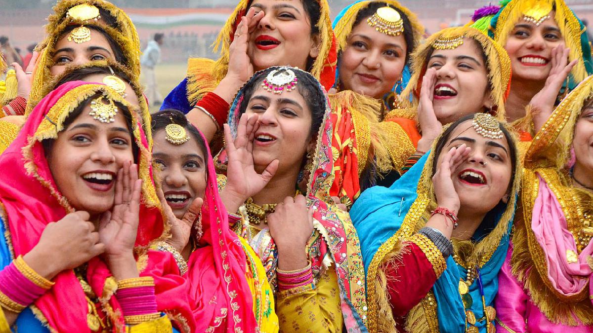 Republic Day 2024 Songs: 'लहरा लो तिरंगा प्यारा...', इन देशभक्ति गानों के साथ गणतंत्र दिवस को बनाएं खास