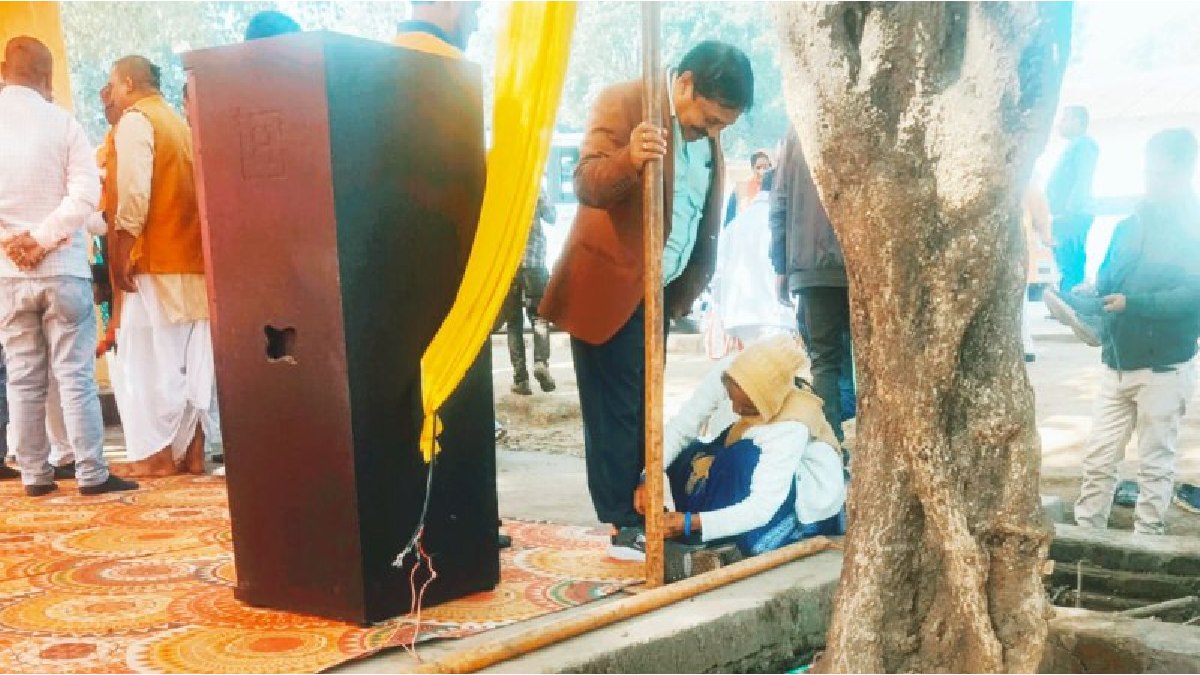 Singrauli News: एसडीएम ने महिला से बंधवाए जूते, शर्मसार करने वाली फोटो वायरल