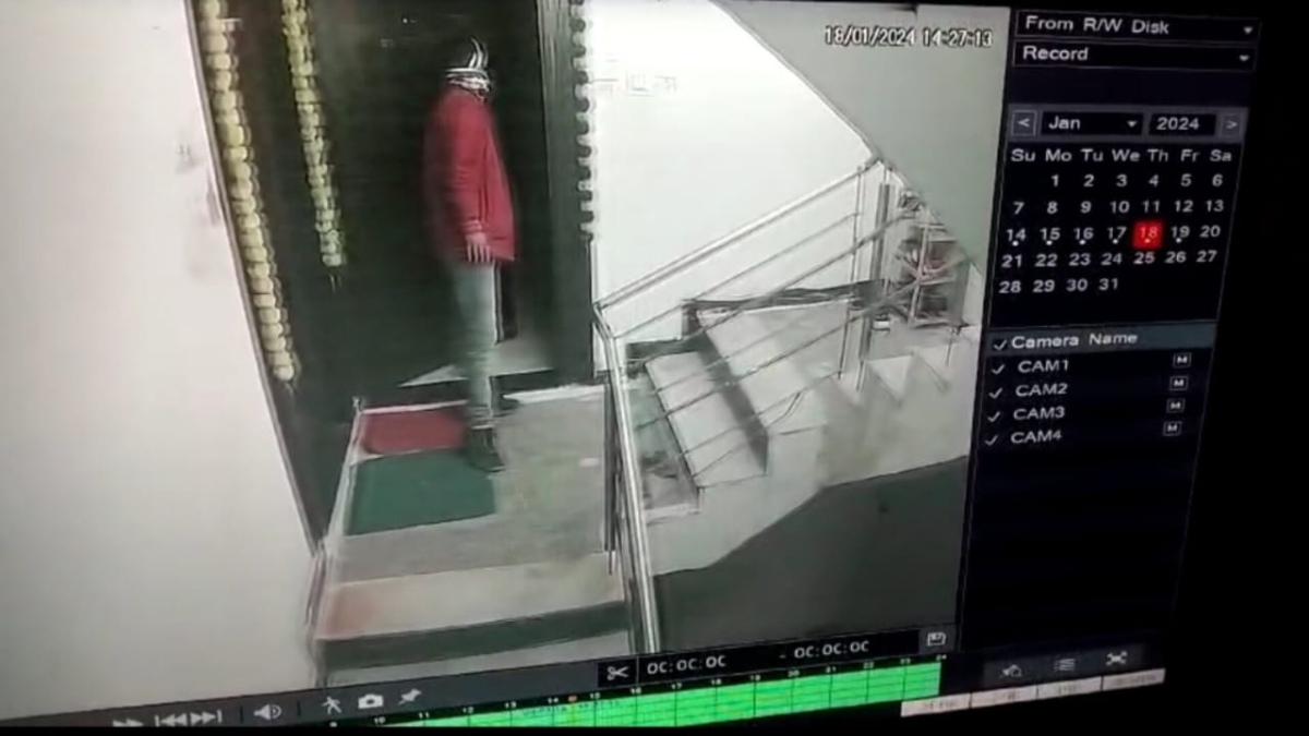 Gwalior News: परिवार सोता रहा घर हो गया साफ, पड़ोसियों के सामने लाखों रुपए उड़ा ले गया चोर, CCTV में कैद