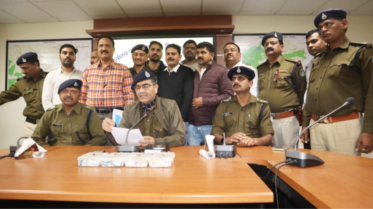Gwalior News: आंखों में मिर्च पाउडर झोंककर व्यापारी को लूटा, चोरी की बाइक के साथ चार लुटेरे गिरफ्तार