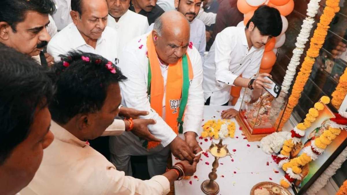 Indore News: राजस्व मंत्री ने अधिकारियों को दिया अल्टीमेटम, समय पर हो जनता के काम, वरना...