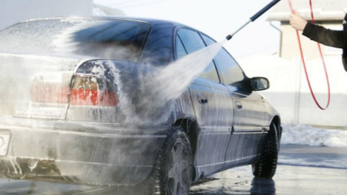 बेंगलुरु जल संकट: लोगों को नहीं मिल रहा पानी, कार धुलाई समेत इन कामों के लिए पानी के इस्तेमाल पर लगा प्रतिबंध