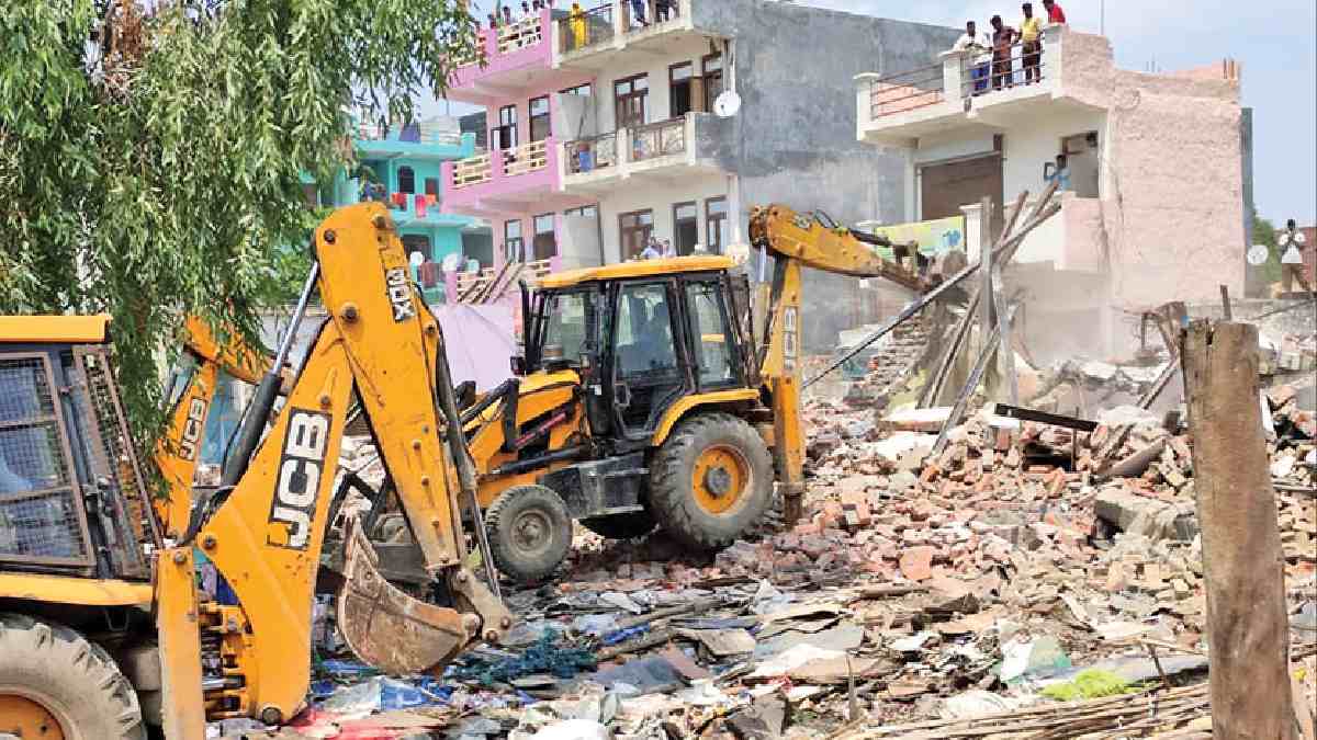 Lucknow News: अवैध निर्माण गिराते समय हुआ हादसा, नाराज लोगों ने लखनऊ एलडीए टीम पर किया पथराव