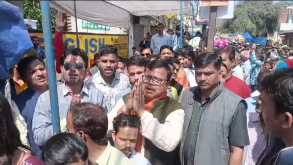 मोहन यादव के मंत्री ने घंटों लाइन में लगकर किए भगवान शिव के दर्शन, भजन गाते हुए वीडियो हुआ वायरल, Video
