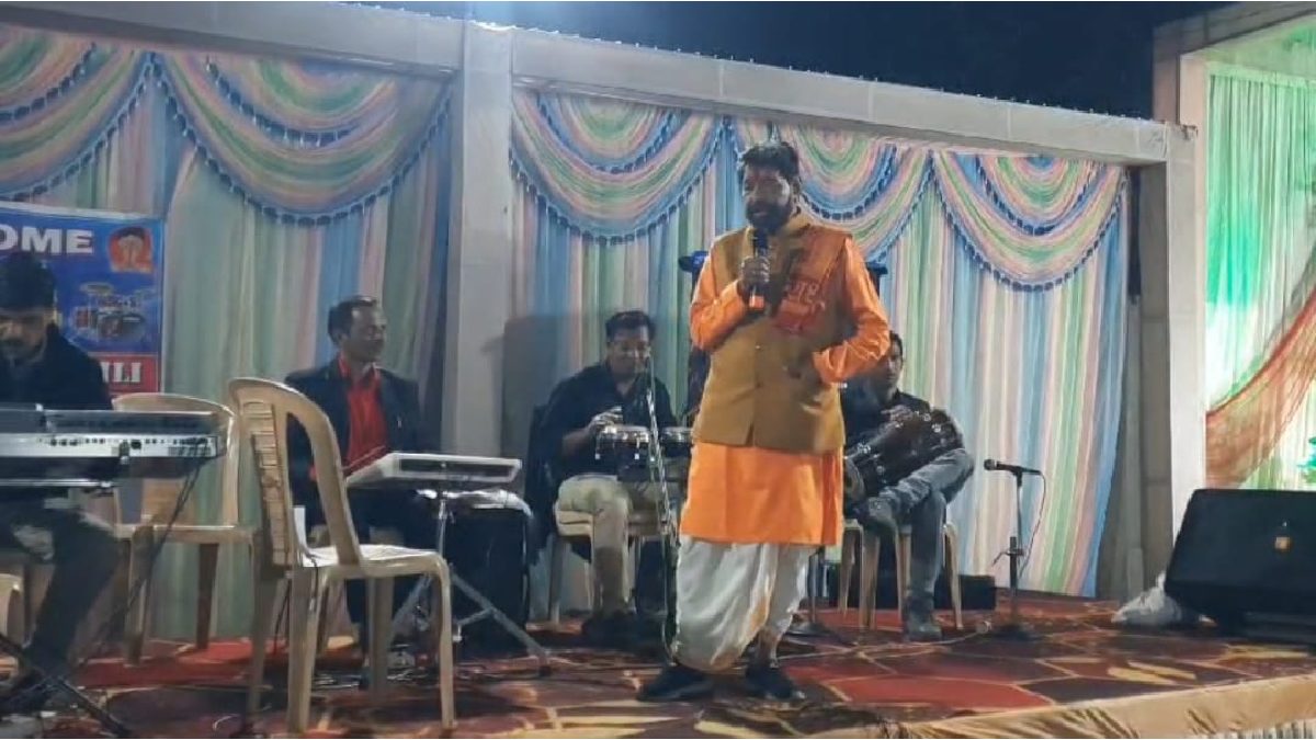 प्यार बांटते चलो...' बारातियों के संग कैबिनेट मंत्री दर्जा प्राप्त बाबाजी ने गाया गाना, video