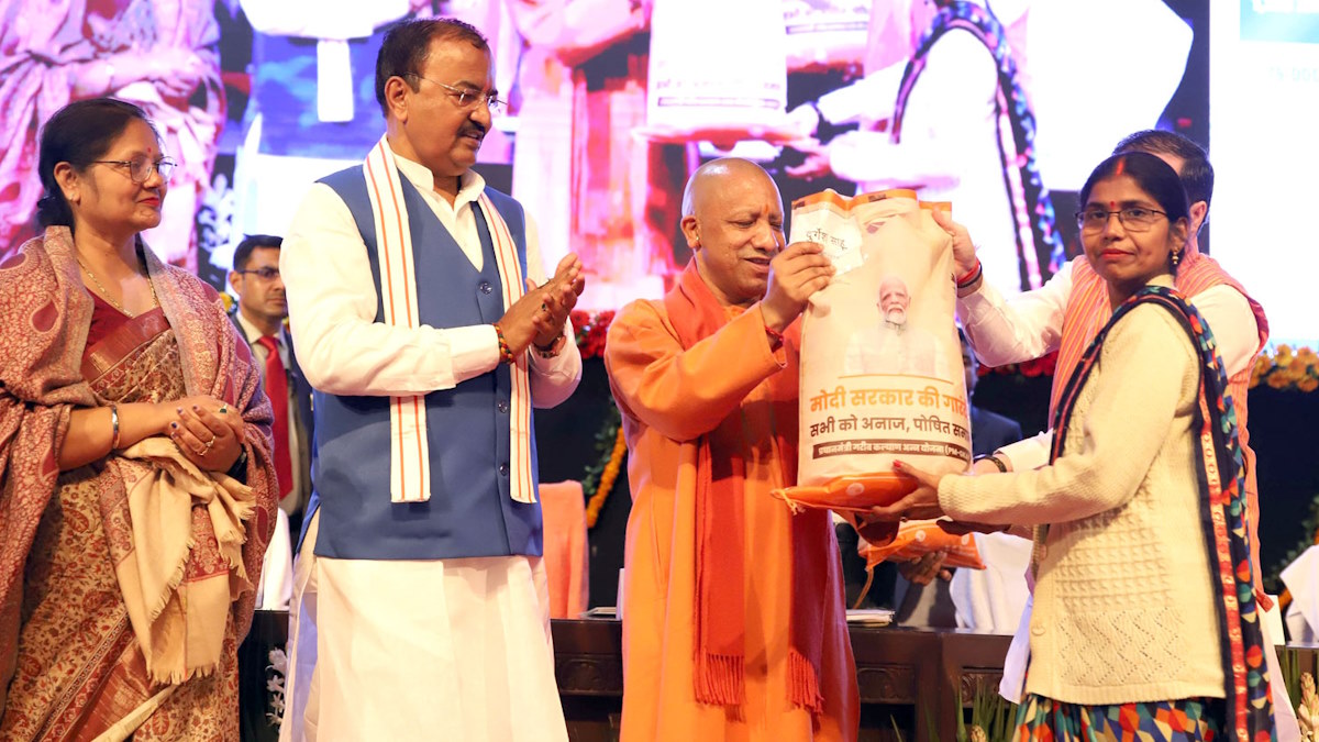 '2017 से पहले भूख से होती थी लोगों की मौत, हम इस कलंक से हुए मुक्त', CM योगी ने ई-पॉस मशीनों का किया शुभारंभ