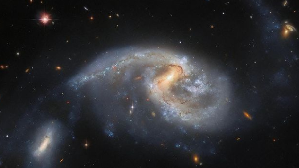 NASA के हबल टेलीस्कोप में कैद अंतरिक्ष का अद्भुत नजारा, देखिए दो आकाशगंगाओं की चौंकाने वाली तस्वीर