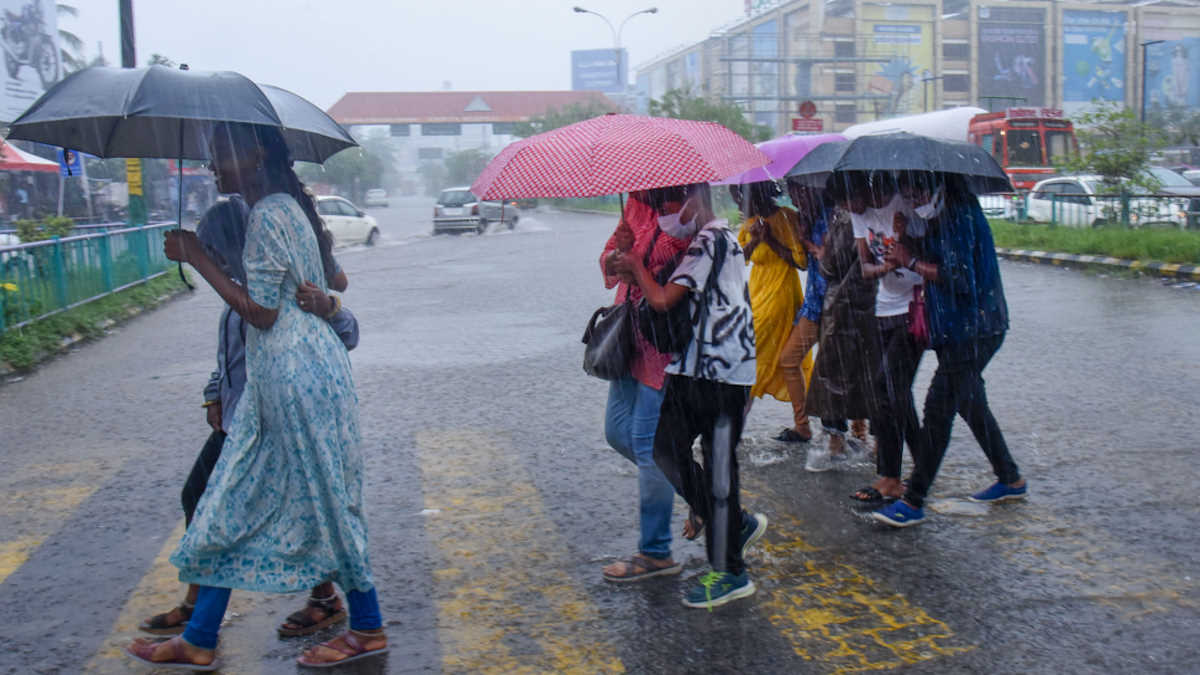 Weather Forecast: पूर्वोत्तर के 3 राज्यों में भारी बारिश का अलर्ट, दिल्ली, यूपी, बिहार में चढ़ रहा पारा