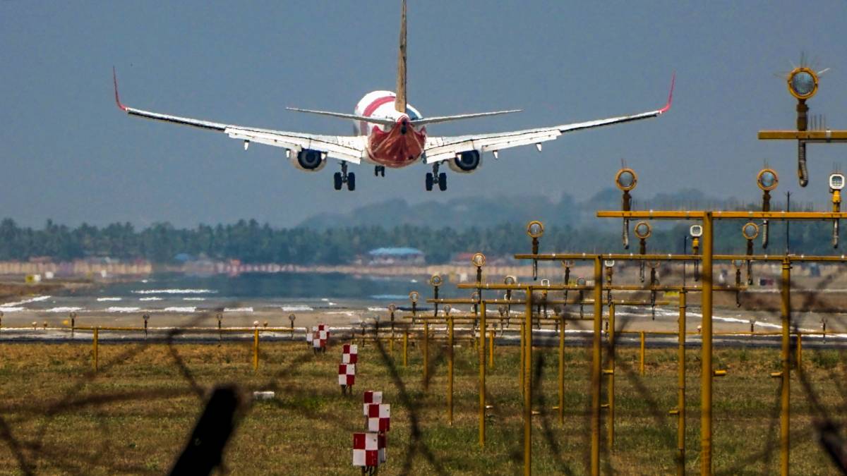 Air India Express फ्लाइट के इंजन में उठने लगी आग की लपेटें, देर रात बेंगलुरु एयरपोर्ट पर इमरजेंसी लैंडिंग