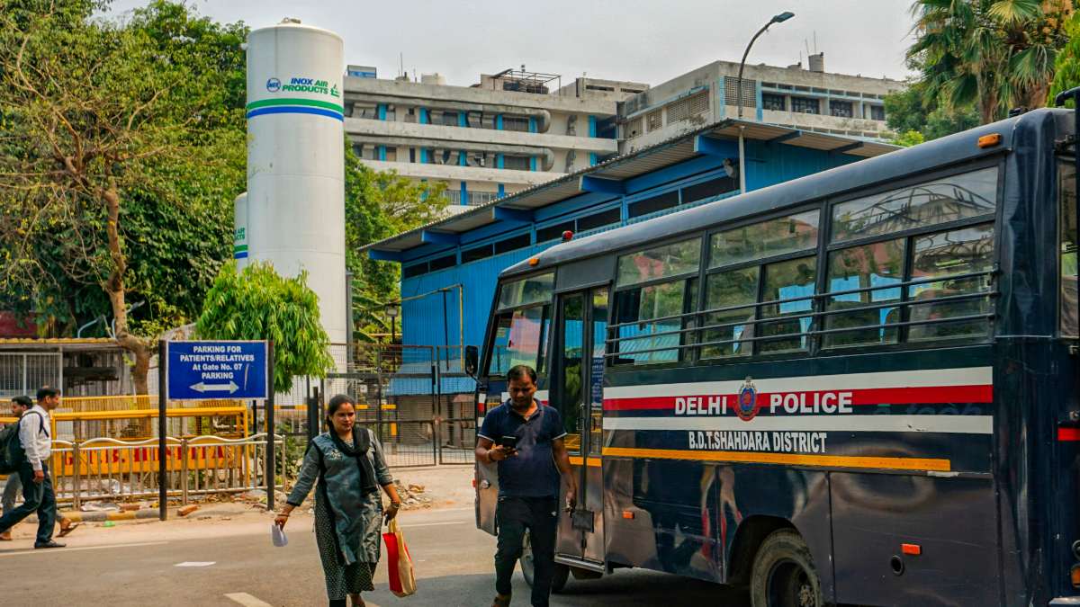 दिल्ली-NCR के 150 स्कूलों को बम से उड़ाने की धमकी मामले में बड़ा खुलासा, पता लगा कहां से भेजे गए थे ईमेल?