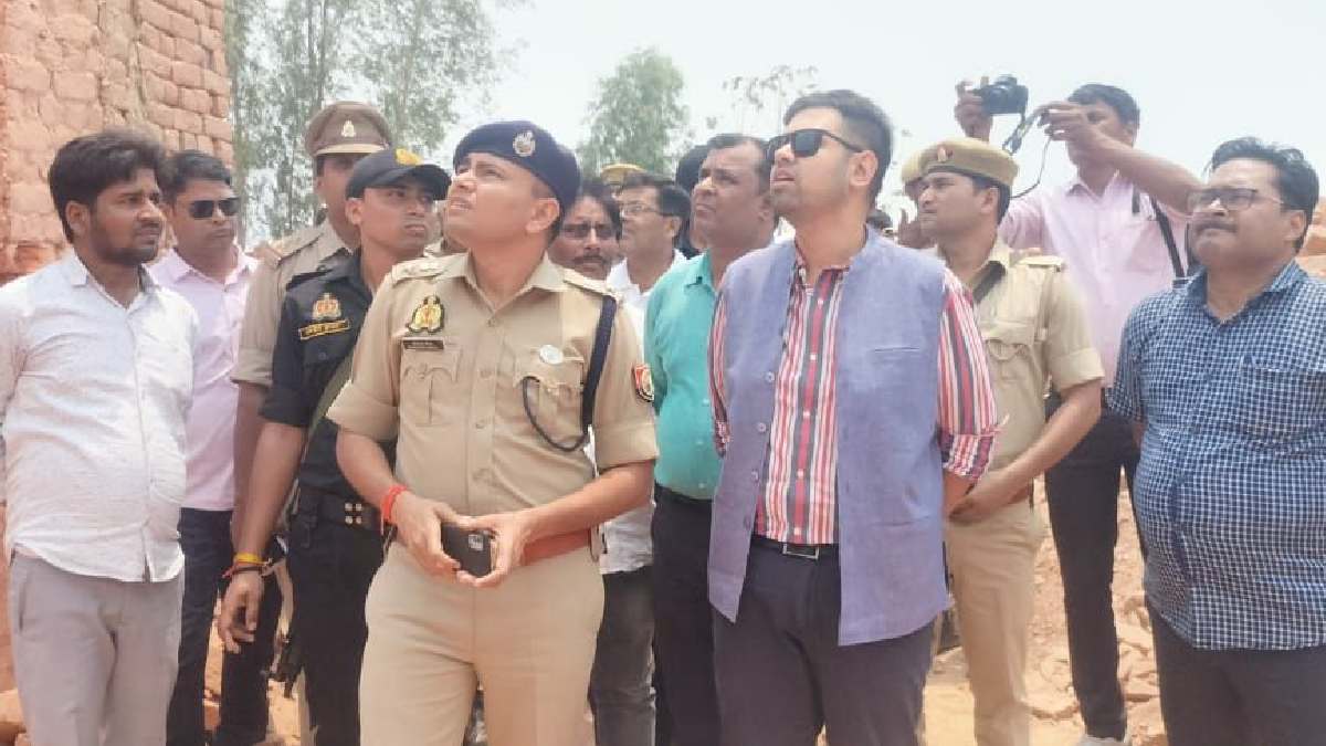 Maharajganj News: ईंट भट्ठे की दीवार गिरने से एक मजदूर की मौत, डीएम ने परिजनों को बधाया ढ़ाढस