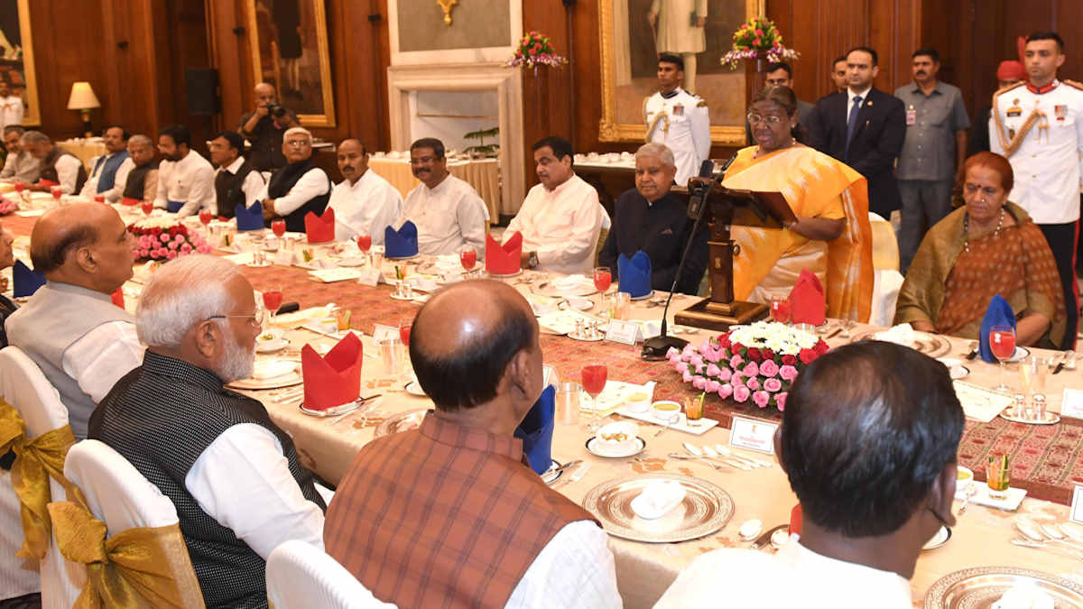 मोदी सरकार 3.0 के गठन से पहले राष्ट्रपति मुर्मू ने दिया रात्रि भोज, BJP दिग्गजों की मौजूदगी में दिखा खास नजारा