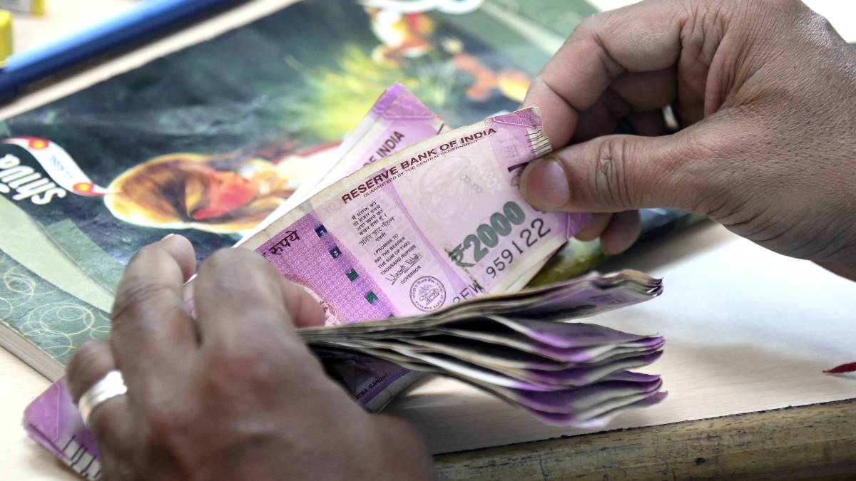 2000 Banknote: अभी भी 2 हजार के नोट दबाए बैठे हैं लोग, नहीं आए इतने करोड़ रुपये के नोट वापस, RBI ने दिया अपडेट