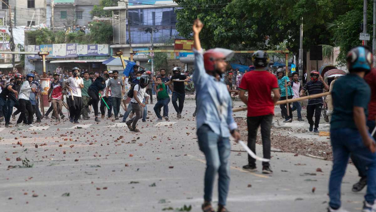 बांग्‍लादेश में हिंसक प्रदर्शनों के बीच 1000 भारतीय छात्र लौटे स्वदेश, आरक्षण को लेकर मचा बवाल, अब तक 115 मौत