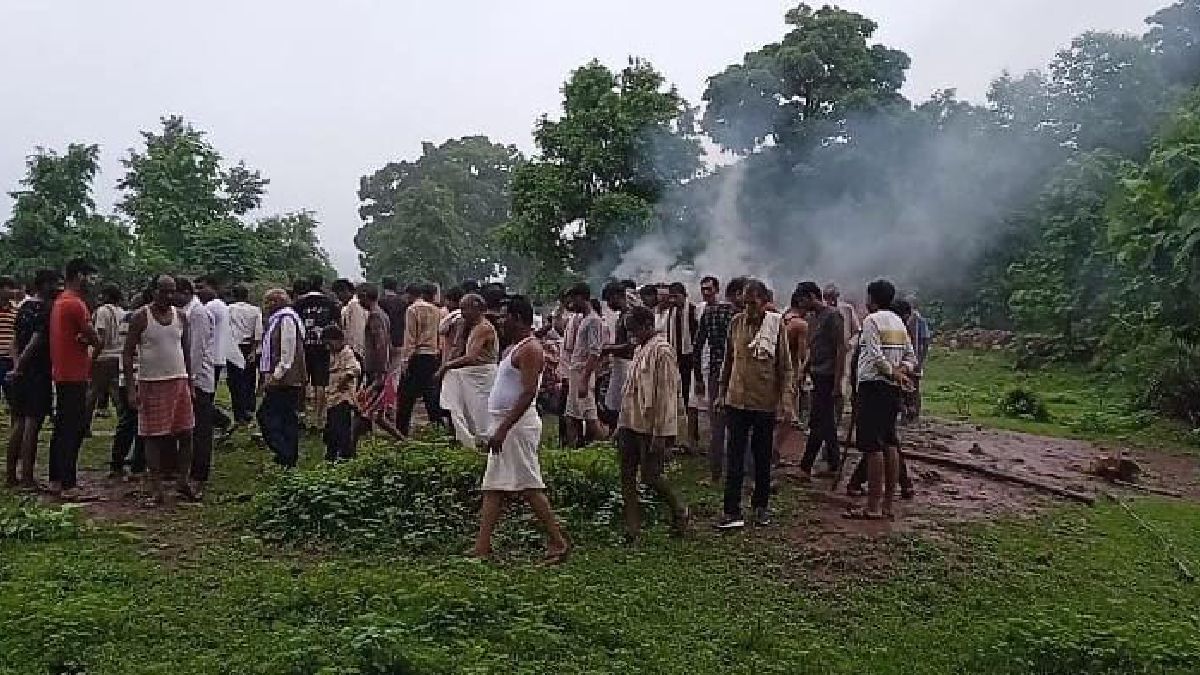 Chhatarpur: मौत के बाद भी स्वर्ग की राह आसान नहीं, बारिश में इस तरह अंतिम संस्कार करने को मजबूर हैं ग्रामीण