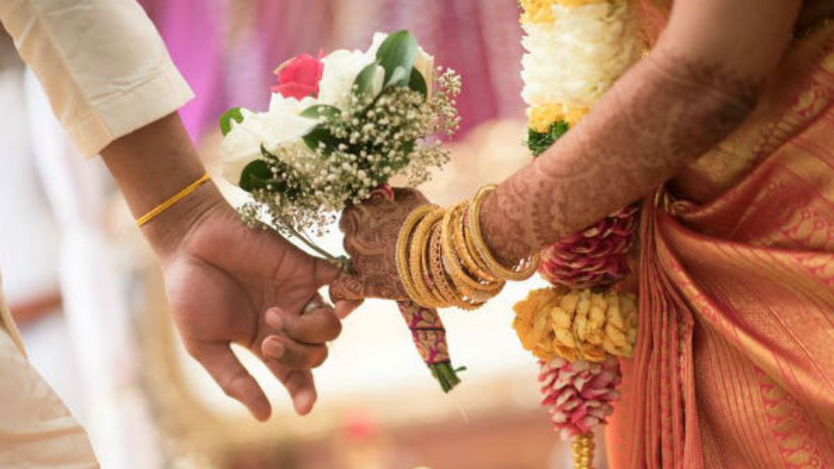 कपल ने शादी के कार्ड में छपवाई पर्सनल बातें,  मेहमानों के लिए कुछ ऐसा लिखवाया कि रिश्‍तेदार बोले ना बाबा ना!