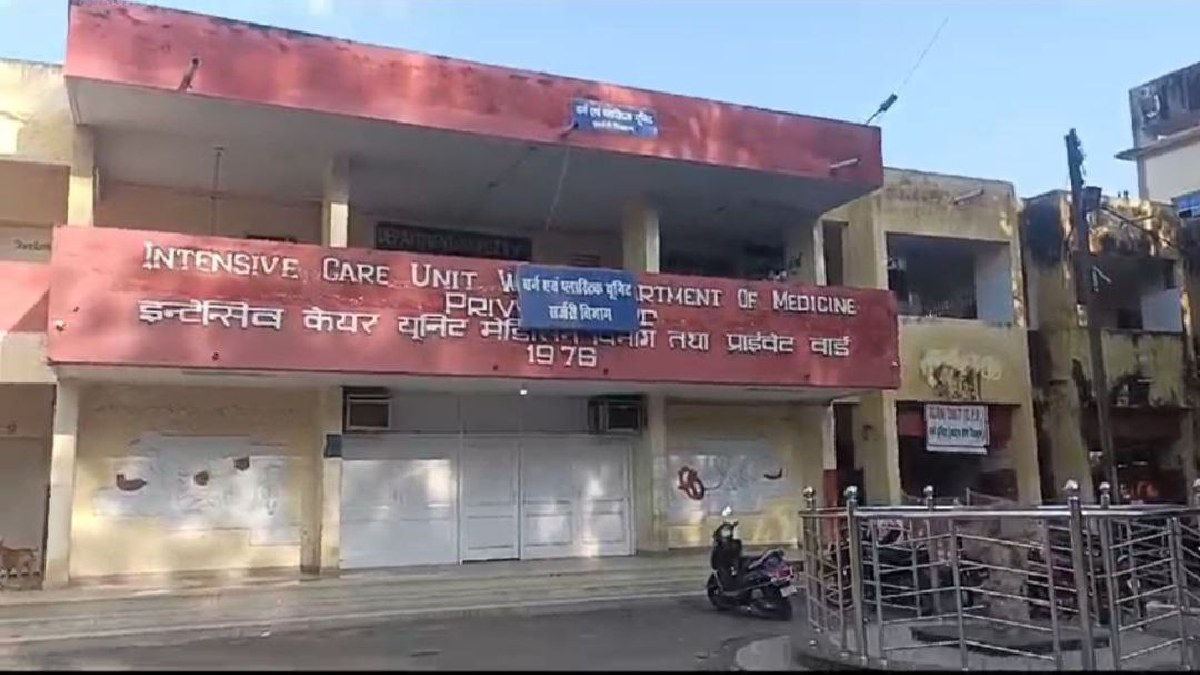 ट्रांसफार्मर में विस्फोट से दो दर्जन घरों में दौड़ा करंट, तीन लोग बुरी तरह झुलसे! लोग बोले- भयावह था मंजर