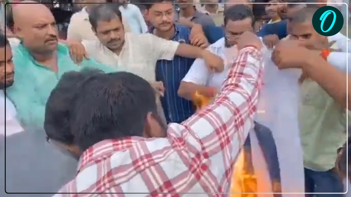 अखिलेश यादव का पुतला जलाते समय हुई धक्का-मुक्की, खुद आग की चपेट में आए BJP नेता, देखें Video