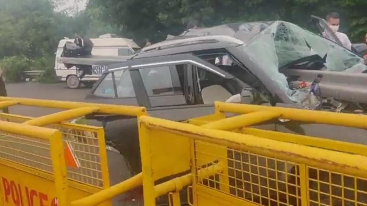 दिल्ली के राजघाट के पास तेज रफ्तार एसयूवी गार्डरेल से टकराई, जन्मदिन की पार्टी कर लौट रहे 5 छात्र गंभीर घायल