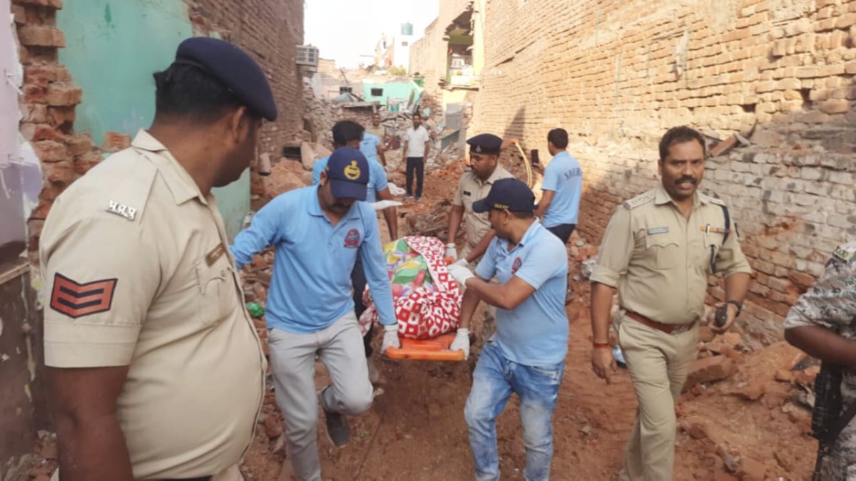 Morena News: पटाखा फैक्ट्री में भीषण विस्फोट से दहल उठा मुरैना, 20 घंटे के रेस्क्यू के बाद मिले मां-बेटे के शव