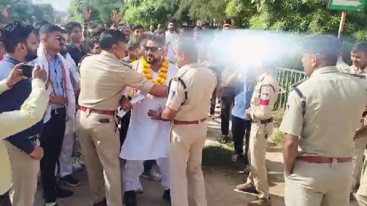 Satna News: फूल-मालाओं से लदे स्टेडियम पहुंचे नेताजी, उद्घाटन से पहले हाथ-पैर पकड़कर जेल ले गए पुलिसकर्मी