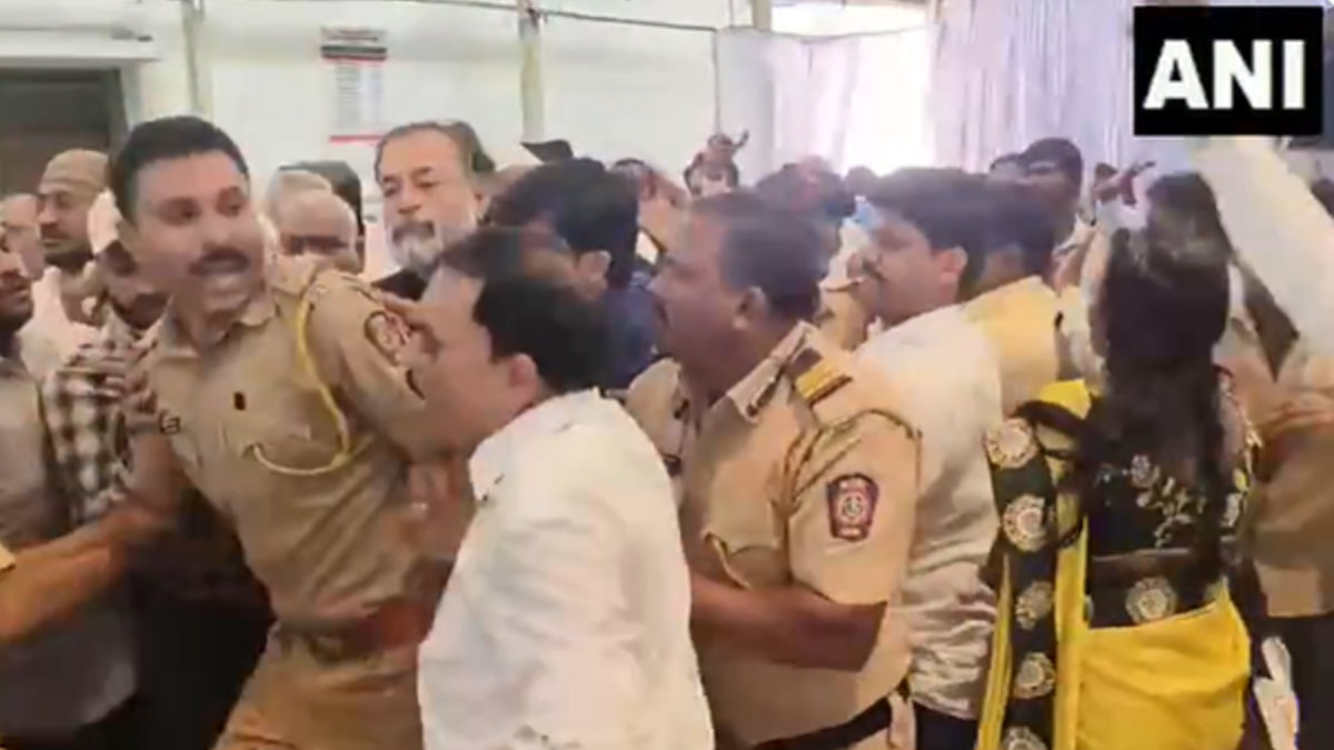 Maharashtra: महाराष्ट्र में योगेन्द्र यादव पर हमला, गुस्साए लोग हाथापाई पर उतरे, उठाईं कुर्सियां