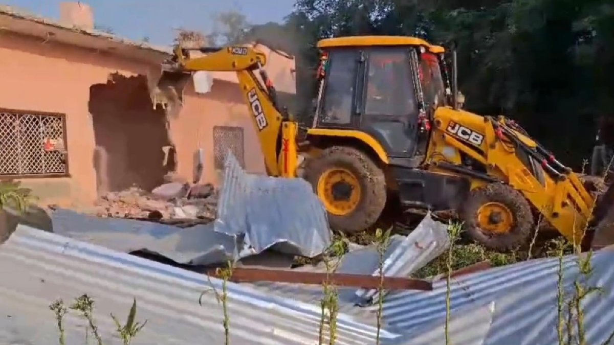 एमपी में फिर एक साथ गरजे 5 बुलडोजर, माफियाओं में दहशत, इस शहर में ध्वस्त किए 90 करोड़ के अवैध कब्जे