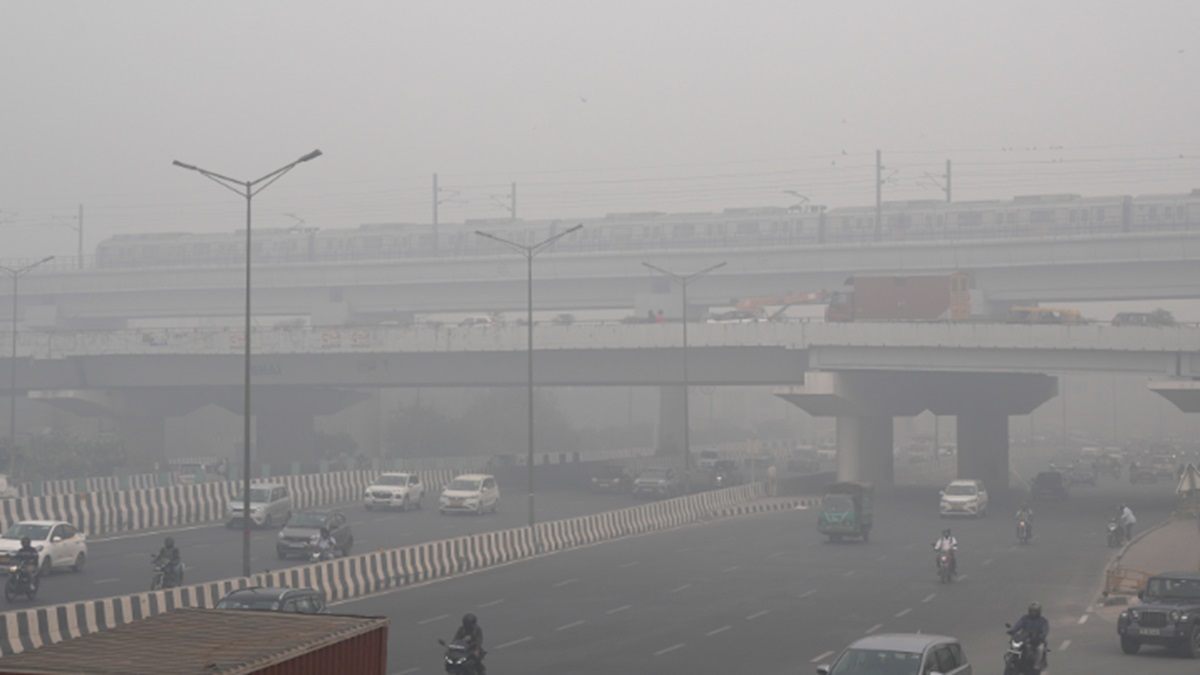 Weather Update: धुंधे-कोहरे के साथ दिल्ली की सुबह, तापमान में गिरावट शुरू