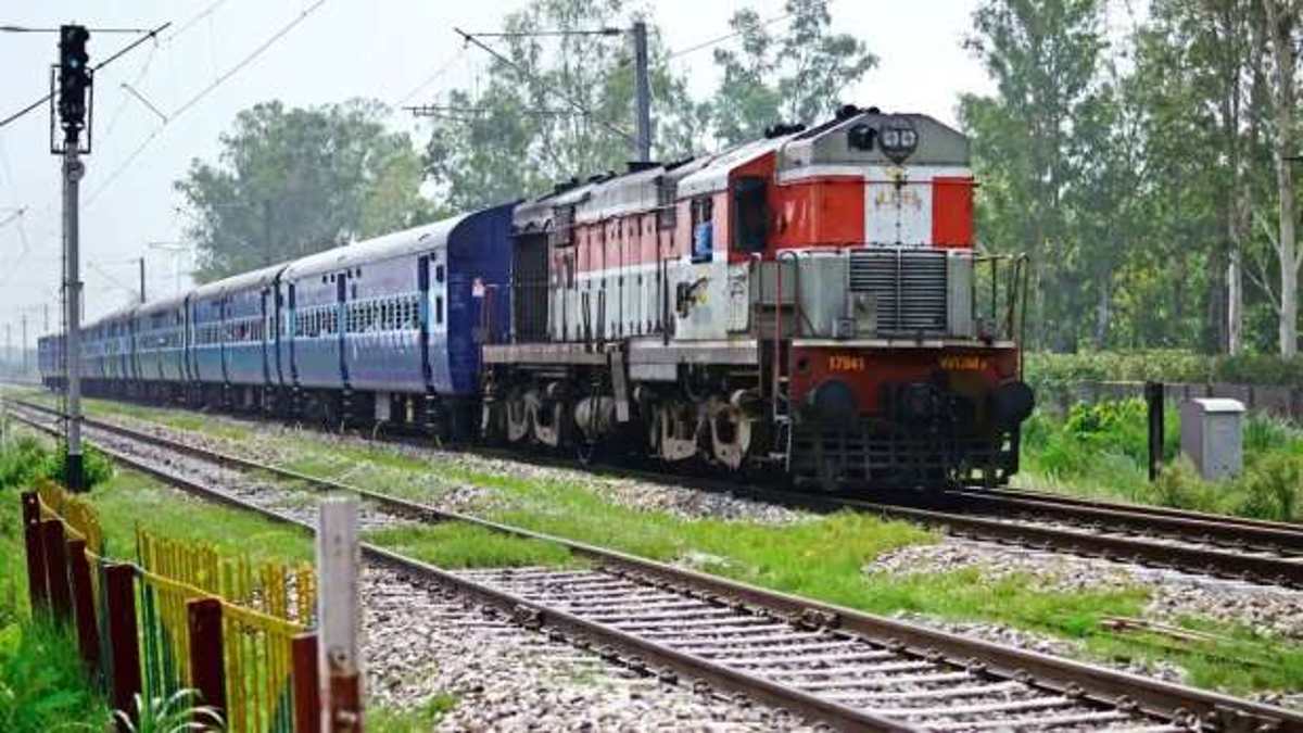 रेलवे ट्रेनों में बढ़ाएगा जनरल कोच, 583 में जुड़े, अब 370 में 10,000 डिब्बे जोड़ने की तैयारी