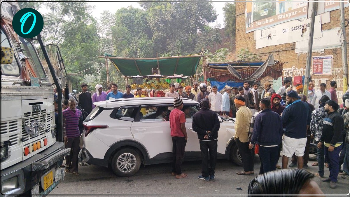 वाराणसी में हादसे के बाद भीड़ ने इंस्पेक्टर को पीटा, पत्नी और बेटी से भी बदसलूकी, मामला दर्ज