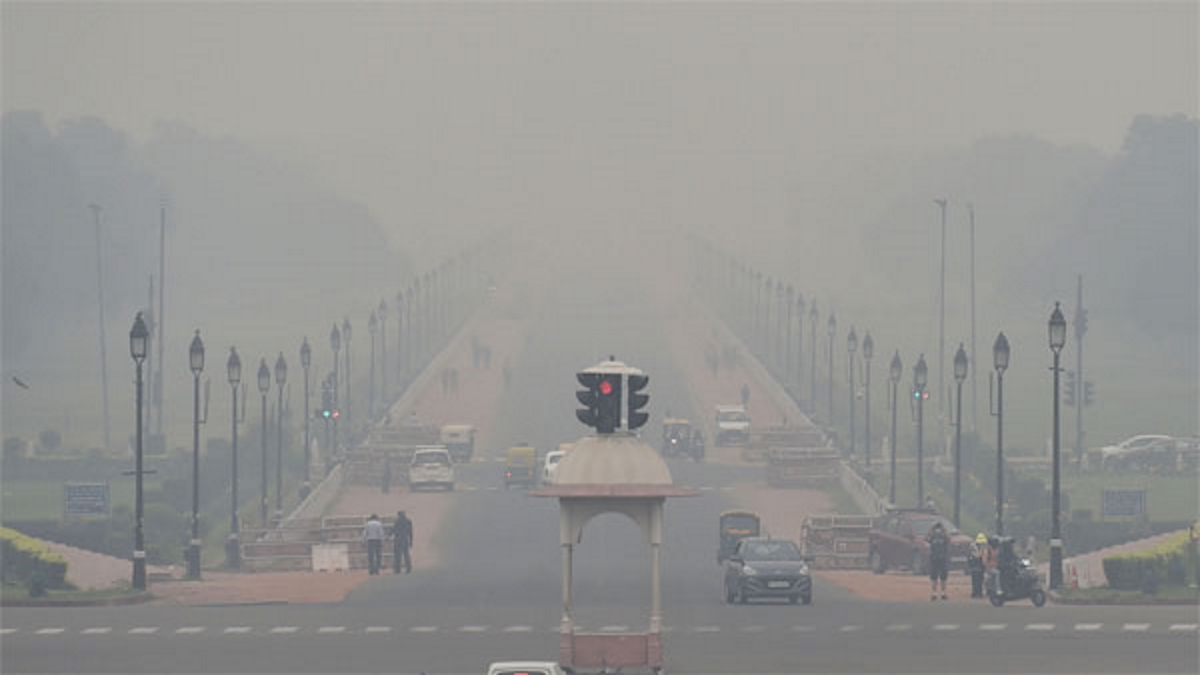 Delhi: दिल्ली में AQI गंभीर स्तर पर, धुंध से 100 से अधिक उड़ानों में देरी, 3 फ्लाइट रद्द