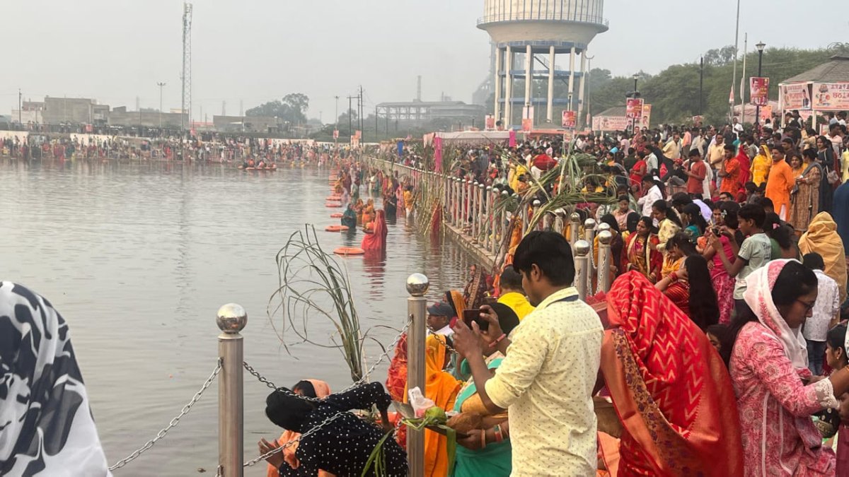Chhath Puja 2024: तस्वीरों में देखें सतना की छठ पूजा, डूबते सूर्य को अर्घ्य देकर महिलाओं ने विधिवत की पूजा
