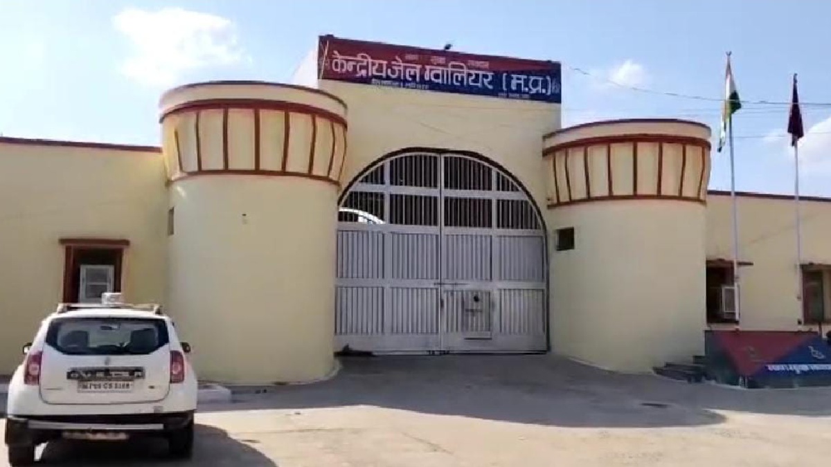 MP News: ग्वालियर केंद्रीय जेल से पैरोल जंप कर दो बंदी फरार, हत्या के मामले में काट रहे थे सजा