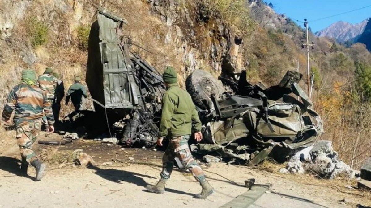 Jammu & Kashmir: पुंछ में 350 फीट गहरी खाई में गिरा सेना का वाहन, 5 जवानों की मौत, रेस्क्यू ऑपरेशन जारी