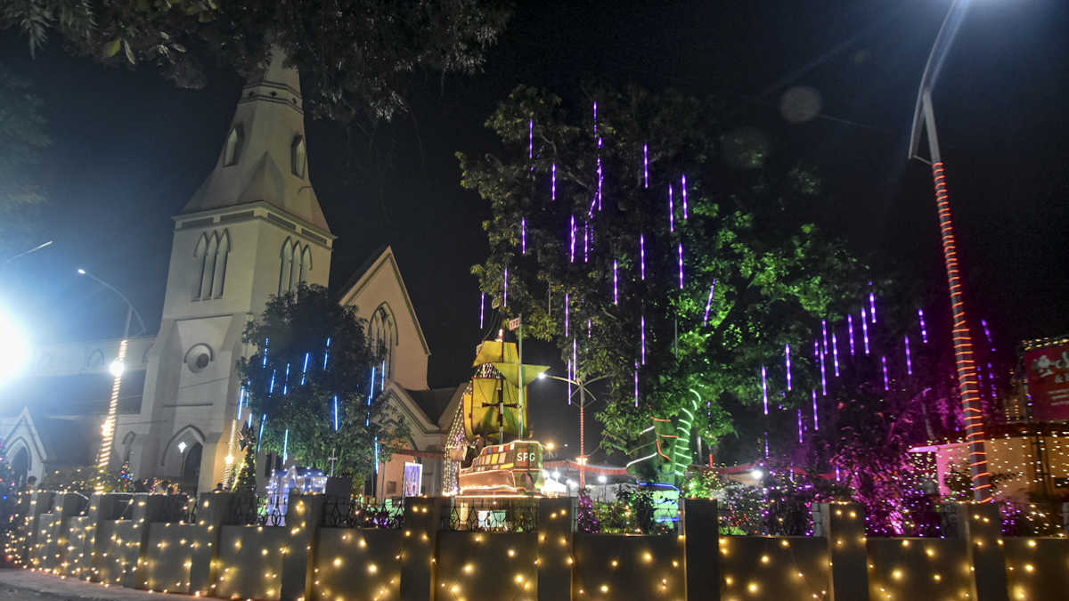 Christmas 2024: क्रिममस पर जगमगा उठे चर्च, आधी रात प्रभु यीशू के जन्म, हुई विशेष प्रार्थना