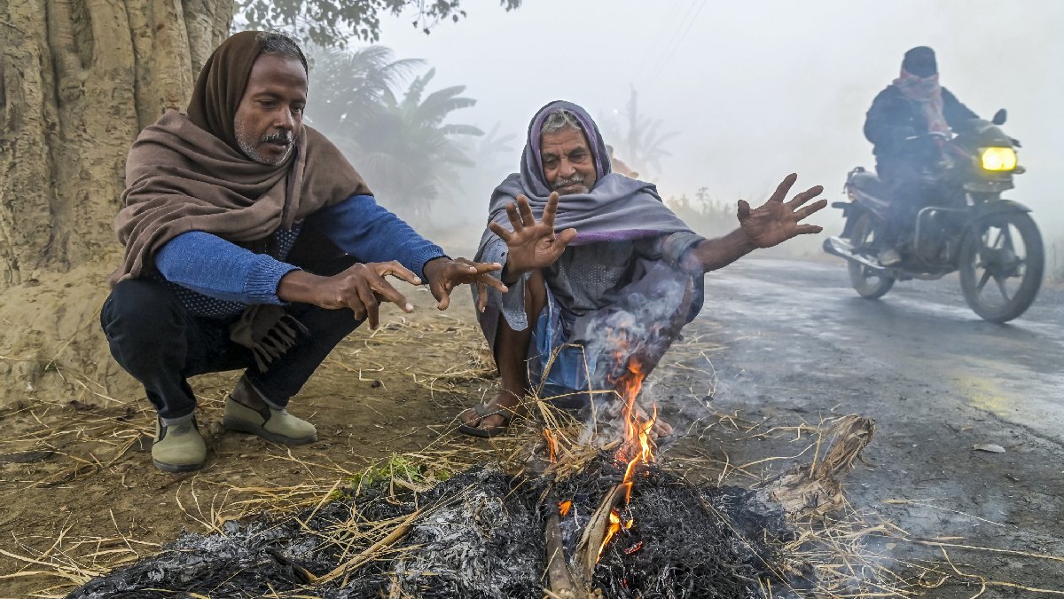 Weather News: दिल्ली में ठंड ने पसारे पैर, UP के 8 शहरों में शीतलहर का प्रकोप! जानें कश्मीर का हाल?