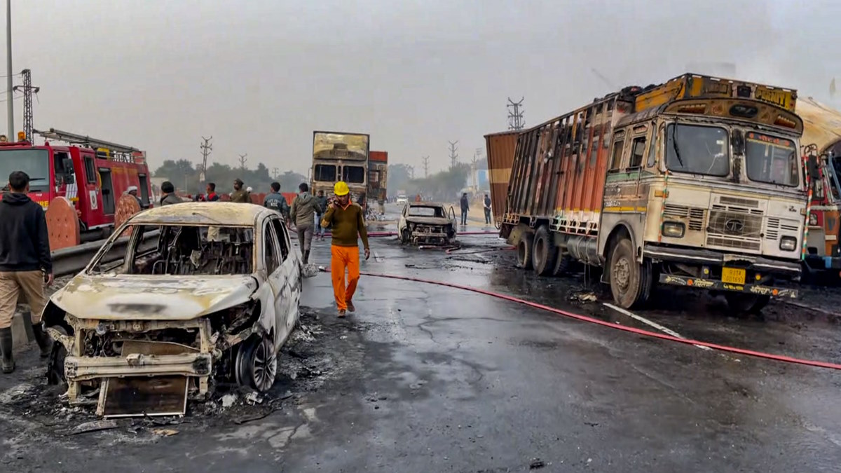 जयपुर टैंकर ब्लास्ट: 34 लोगों से भरी बस जली, 14 यात्री, चालक-कंडक्टर लापता, बिना हाथ-पैर की लाशें मिलीं
