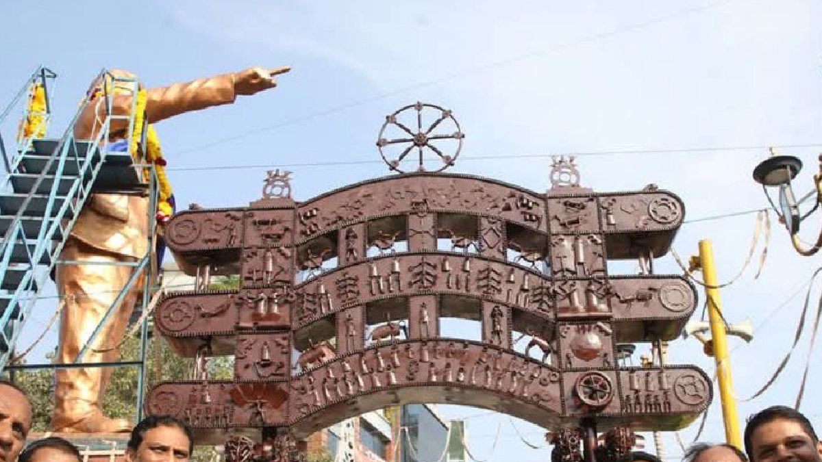 Indore: आयरन स्क्रैप से बना सांची स्तूप का दक्षिण द्वार, जिसने देखा वो चौंका