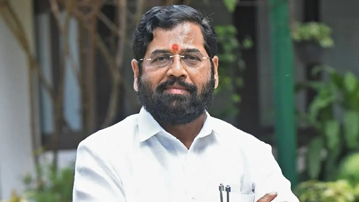 Maharashtra: सड़क पर पड़ा था बाइक सवार, डिप्टी सीएम शिंदे ने काफिला रोककर पहुंचाया अस्पताल, देखिए वीडियो