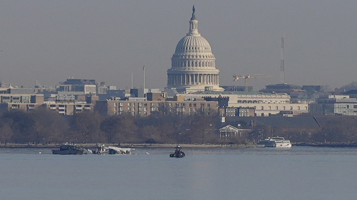 Washington Plane Crash: सेना के हेलीकॉप्टर-प्लेन क्रैश में सभी 67 लोगों की मौत, तीन टुकड़ों में मिला विमान